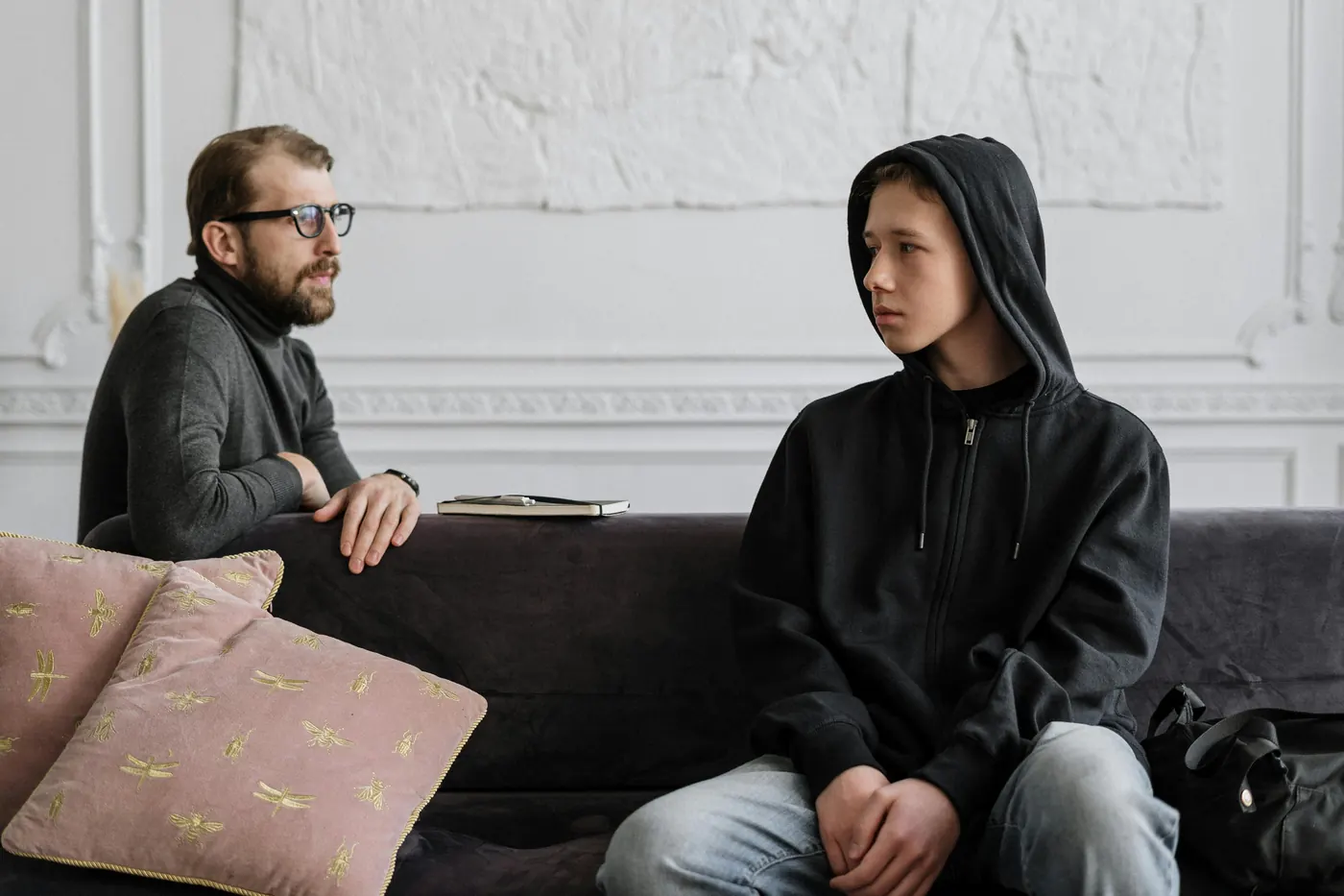 Un adolescente conversa con un consejero